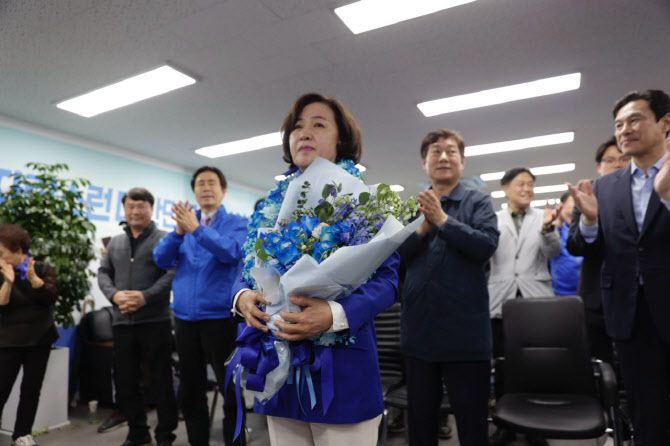 제22대 국회의원선거 하남갑에 출마한 더불어민주당 추미애 후보가 11일 오전 경기도 하남시 대청로에 마련한 본인의 선거사무소에서 당선이 확실해진 뒤 꽃다발을 들고 있다. (사진=연합뉴스)