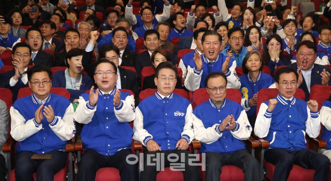 [이데일리 방인권 기자] 이재명 더불어민주당 대표, 이해찬·김부겸 상임공동선거대책위원장 등 당 지도부가 10일 오후 서울 여의도 국회 의원회관에 마련된 제22대 국회의원선거(총선) 민주당 개표 상황실에서 방송사 출구조사 결과를 지켜보며 환호하고 있다.