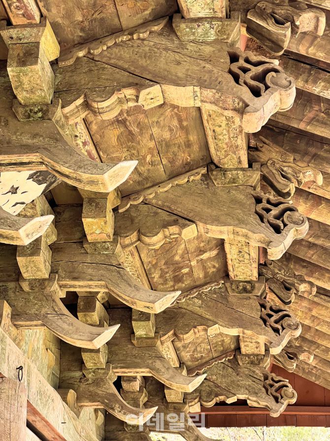 용머리 모양으로 조각된 극락전의 ‘하앙’