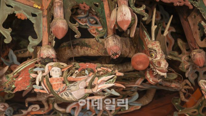 극락전 내부의 닫집 안에 있는 용과 비천상