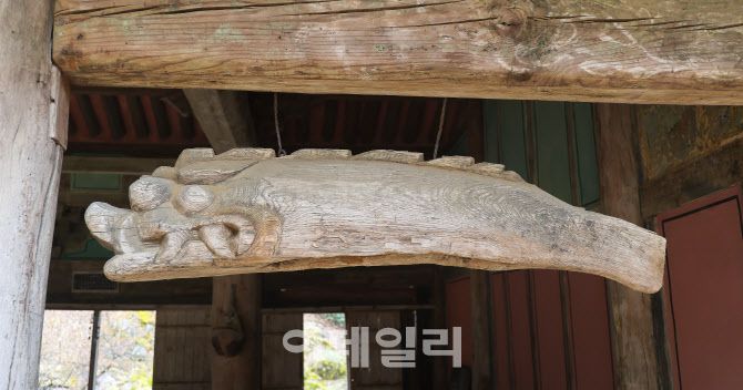 화암사 우화루의 목어