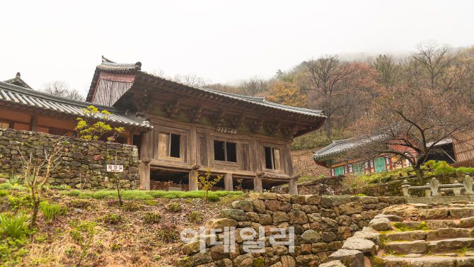 2층 구조의 화암사 우화루와 주변 풍경