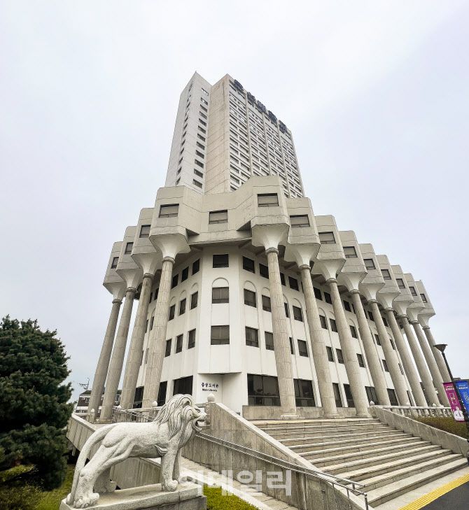 ‘W-스카이23 누리마루’가 있는 우석대 본관. 옥상에 전망대가 있다.