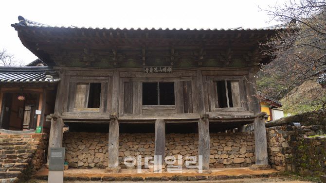 화암사의 정문 역할을 하는 2층 구조의 누각 ‘우화루’