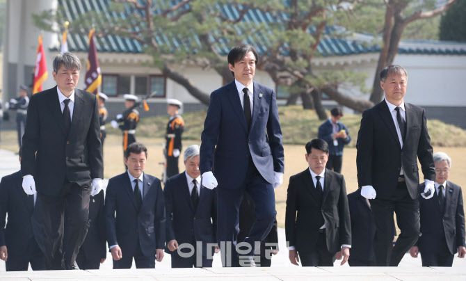 [이데일리 노진환 기자] 조국 조국혁신당 대표와 4·10 총선 당선인들이 12일 서울 동작구 국립현충원을 찾아 참배하고 있다.
