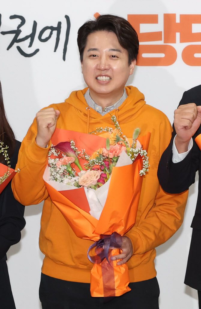 제22대 총선 경기 화성을에 당선된 이준석 개혁신당 상임선대위원장이 11일 오후 서울 여의도 국회에서 열린 중앙선거대책위원회 해단식에서 꽃다발을 들고 미소를 보이고 있다.(사진=이데일리 노진환 기자)