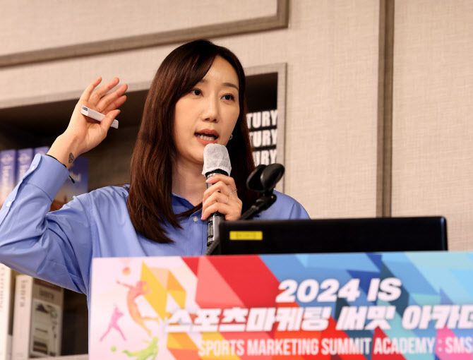 ‘2024 IS 스포츠 마케팅 써밋 아카데미’가 16일 오후 서울 순화동 KG타워 하모니홀에서 열렸다.두번째 연사로 나온 한유미 KBSN스포츠 배구 해설위원이 ‘끝날 때까지 끝난 게 아니다, 한유미의 배구 인생’이란 주제로 강의를 하고 있다.(사진=일간스포츠 제공)