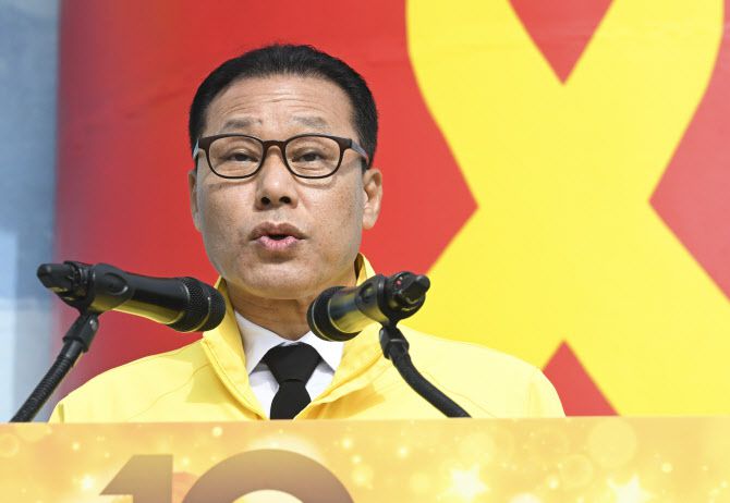 김종기 4·16가족협의회 운영위원장이 16일 경기 안산시 단원구 화랑유원지에서 열린 ‘세월호 참사 10주기 기억식’에서 추도사를 하고 있다. (사진 = 연합뉴스 제공)