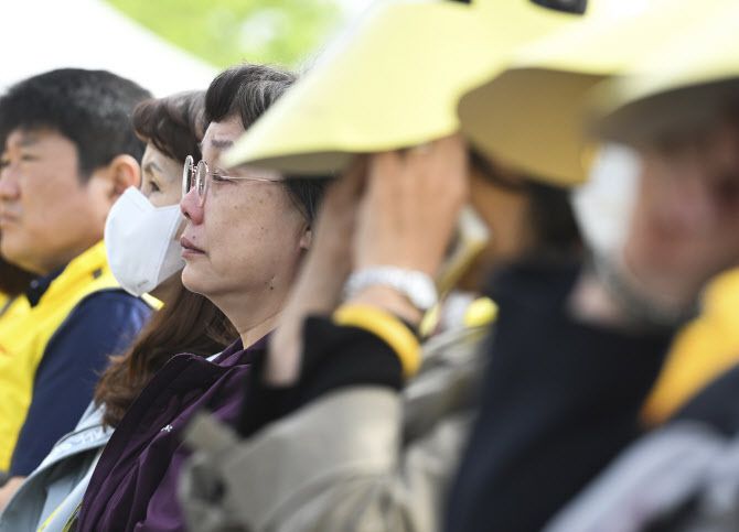 16일 오후 경기도 안산시 화랑유원지에서 열린 ‘세월호 참사 10주기 기억식’에서 유가족이 눈물을 흘리고 있다. (사진 = 연합뉴스 제공)