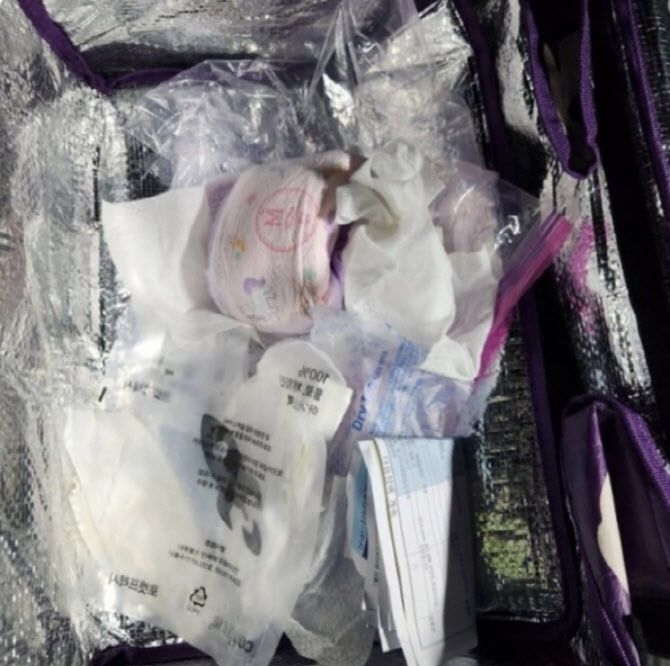 쿠팡 프레시백에서 발견된 쓰레기 (사진=사회관계망서비스)