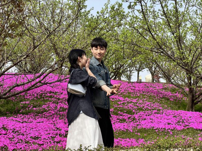 꽃잔디로 가득한 ‘하늘정원길’을 걷는 에버랜드 캐스트 (사진=김명상 기자)