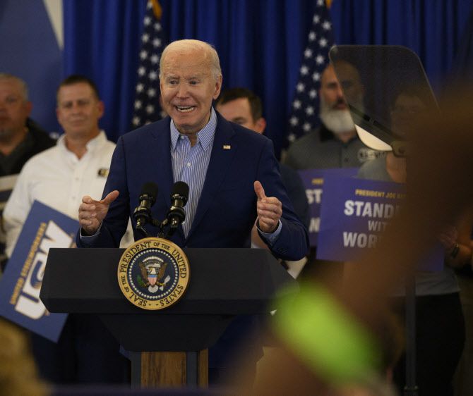 조 바이든 미국 대통령이 17일(현지시간) 미국 펜실베니아주 피츠버그에 위치한 철강노조(USW) 본부에서 연설하고 있다. 바이든 대통령은 이곳에서 중국산 철강 관세 부과에 대한 입장을 밝혔다. (사진=AFP)