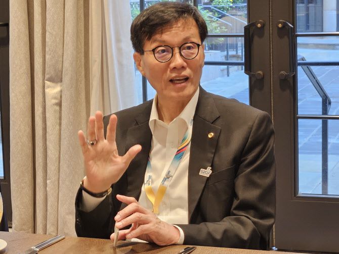 이창용 한국은행 총재가 18일(현지시간) 워싱턴D.C.에 위치한 한 호텔에서 기자단과 가진 간담회에서 발언을 하고 있다.(사진=기재부)