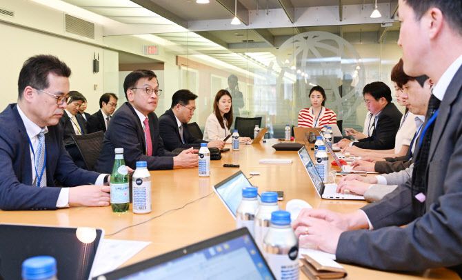 주요 20개국(G20) 재무장관·중앙은행 총재 회의 참석차 미국 워싱턴을 방문 중인 최상목 부총리 겸 기획재정부 장관이 18일(현지시간) 동행 기자단과 가진 기자간담회에서 발언을 하고 있다.(사진=기재부)