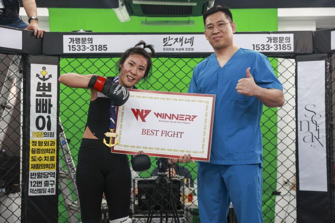 KMMA 17 대회ㅏ 여성부 코메인이벤트 경기에 나선 김남희(왼쪽)가 승리를 거둔 뒤 정용준 KMMA 대표와 함께 기념촬영을 하고 있다. 사진=KMMA