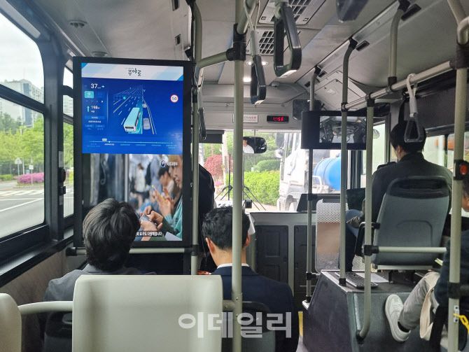 자율주행 중인 안양시 ‘주야로’ 내부모습. 운전석 뒤 설치된 모니터를 통해서는 주변 도로상황이, 승강구 위쪽 모니터에서는 운전석 내부 모습이 비춰지고 있다. (사진=황영민 기자)