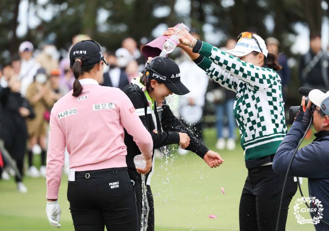 최은우의 우승이 확정되자 동료들이 물을 뿌리며 축하해주고 있다. (사진=KLPGA)