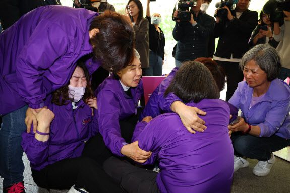 22일 오후 이태원 참사 부실 대응 혐의로 기소된 김광호 전 서울경찰청장의 첫 공판이 열리는 서울 마포구 서울서부지방법원에서 이태원 유가족들이 김 전 청장을 규탄하며 오열하고 있다.(사진=연합뉴스)