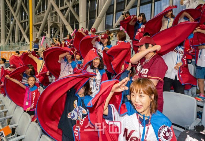 야구팬들이 ‘파울볼은 잡지말고 피해야 한다’는 내용을 담은 응원 세리머니를 펼치고 있다. 사진=뉴시스
