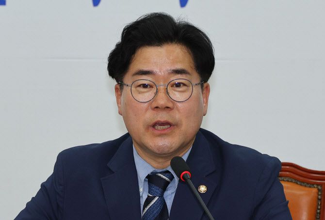 22일 오후 국회 더불어민주당 당대표실에서 열린 정치검찰사건 조작 특별대책단 출범식에서 박찬대 최고위원이 발언하고 있다.(사진=연합뉴스)