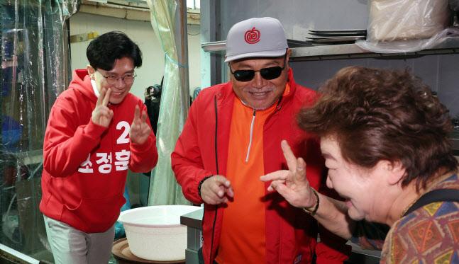 조정훈 마포구갑 국회의원 후보가 1일 오후 서울 마포구 공덕시장에서 상인 및 주민들에게 지지를 호소하며 인사를 하고 있다. 가운데는 가수 김흥국.(사진=뉴스1)