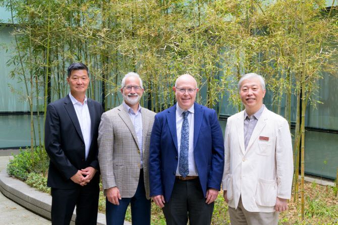 박헌수 삼성전자 MX사업부 디지털 헬스팀장(왼쪽부터), 비키퍼AI(BeeKeeperAI)의 CEO 마이클 블룸 박사, 밀스 페닌슐라 메디컬 센터의 당뇨병 연구소 소장 데이비드 클로노프 박사, 삼성의료원 AI 연구센터장인 정명진 교수.