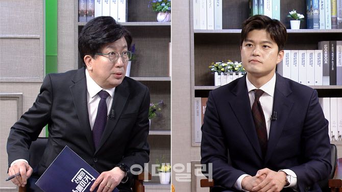 김용태(오른쪽) 국민의힘 경기 포천가평 의원 당선인과 신율 명지대 정치외교학과 교수가 24일 이데일리TV ‘신율의 이슈메이커’에서 대화를 나누고 있다. (사진=이데일리TV)