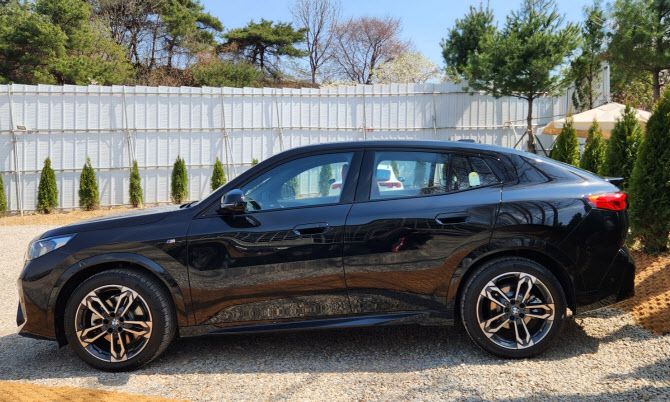 BMW의 SAC(스포츠 액티비티 쿠페) ‘뉴 X2’ 전면부. 완만하게 떨어지는 루프라인이 쿠페의 맛을 배가한다. (사진=이데일리 이다원 기자)