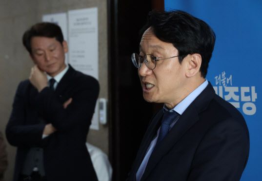 천준호 불어민주당 당대표 비서실장이 25일 국회에서 영수회담 관련 브리핑을 하고 있다. (사진=연합뉴스)