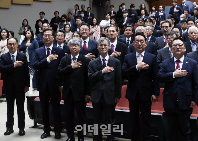 이원석(앞줄 왼쪽부터) 검찰총장, 박성재 법무부 장관, 이종석 헌법재판소장, 조희대 대법원장, 김도읍 국회 법사위원장, 김영훈 대한변호사협회장 등이 25일 오전 서울 서초구 대검찰청 대강당에서 열린 제61회 법의 날 기념식에 참석해 국민의례를 하고 있다. (사진= 이데일리 김태형 기자)