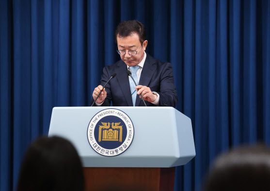 홍철호 대통령실 정무수석이 25일 서울 용산 대통령실 청사에서 윤석열 대통령과 이재명 더불어민주당 대표의 영수회담를 위한 실무회동 결과 브리핑을 준비하고 있다. (사진=연합뉴스)