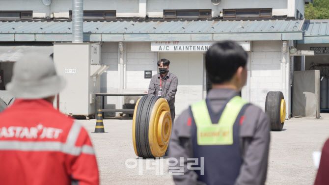 이스타항공 임직원과 공항소방구조대가 25일 중대산업재해 발생에 대비해 모의 대응 훈련을 진행했다.(사진=이스타항공)