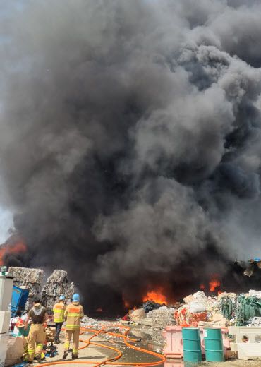27일 오전 큰 불이 발생한 강원 강릉시 두산동 자원재생 공장에서 소방당국이 진화작업에 안간힘을 쏟고 있다. (사진=연합뉴스)
