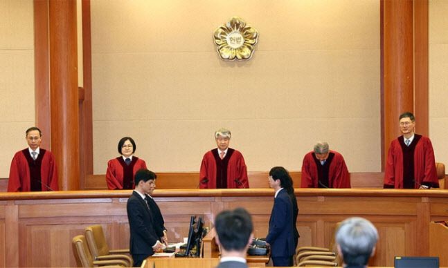 이종석 헌법재판소장과 재판관들이 25일 서울 종로구 헌법재판소 대심판정에서 열린 민법 제1112조 등 유류분 제도에 대한 위헌법률심판 및 헌법소원 선고를 위해 입장하고 있다. (사진=연합뉴스)