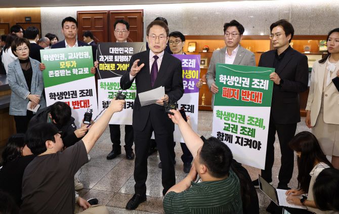 조희연 교육감이 26일 중구 서울시의회에서 열린 제323회 서울특별시의회 임시회 3차 본회의를 마친 후 서한문을 읽고 있다. (사진=연합뉴스)