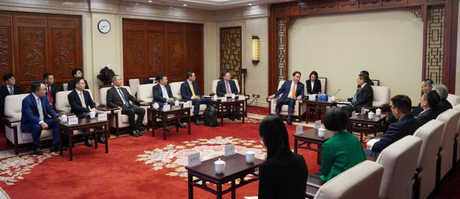 최태원 대한상의 회장과 비징취안 CCIEE 이사장이 한중 경제협력 확대방안을 논의하고 있다. (사진=대한상의)