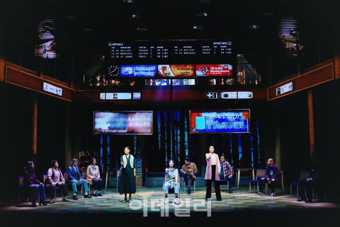 뮤지컬 ‘컴 프롬 어웨이’ 공연사진(사진=㈜쇼노트 제공).