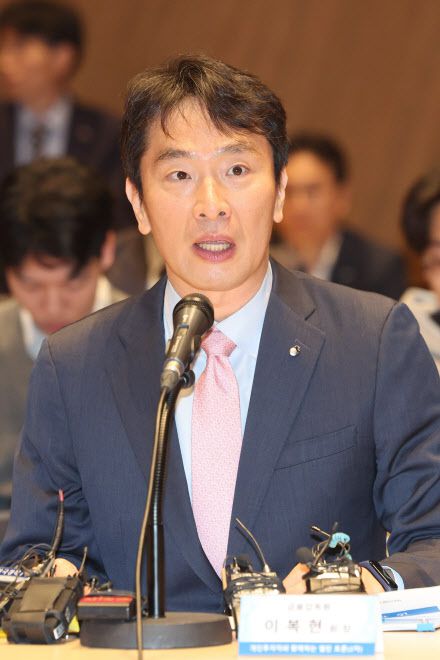 이복현 금융감독원장이 25일 오전 서울 여의도 한국거래소 서울사무소에서 열린 개인투자자와 함께하는 열린 토론에 참석했다. (사진=뉴시스)