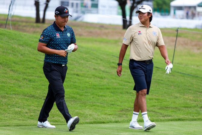 이경훈(왼쪽)과 김성현(오른쪽)이 함께 연습하며 이야기를 나누고 있다.(사진=AFPBBNews)