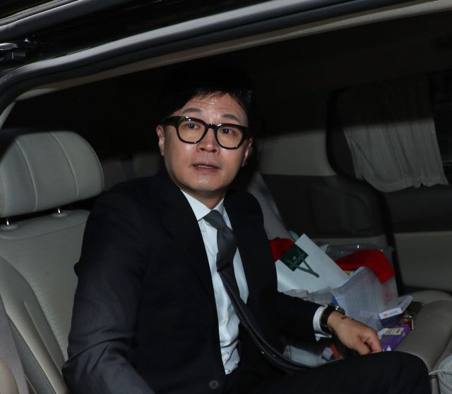 국민의힘 한동훈 비상대책위원장이 지난달 11일 서울 여의도 국민의힘 당사에서 제22대 국회의원 선거 관련 입장 발표를 한 뒤 당사를 떠나고 있다. (사진=연합뉴스)