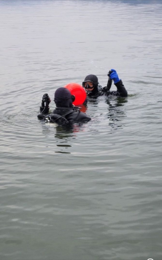 지난 2월 4일 경남 진주시 대평면 진양호에서 윤진석 소방관(사진 왼쪽)이 동료 구조 대원과 함께 실종자를 찾기 위해 수중 수색을 하고 있다. 사진=윤진석 소방관.