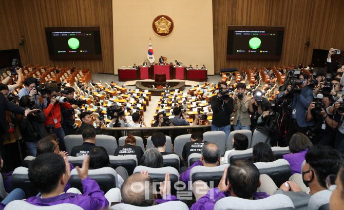 2일 서울 여의도 국회에서 열린 제414회 국회(임시회) 제1차 본회의에서 10·29 이태원참사 피해자 권리보장과 진상규명 및 재발방지를 위한 특별법이 가결되고 있다.(사진=노진환 기자)