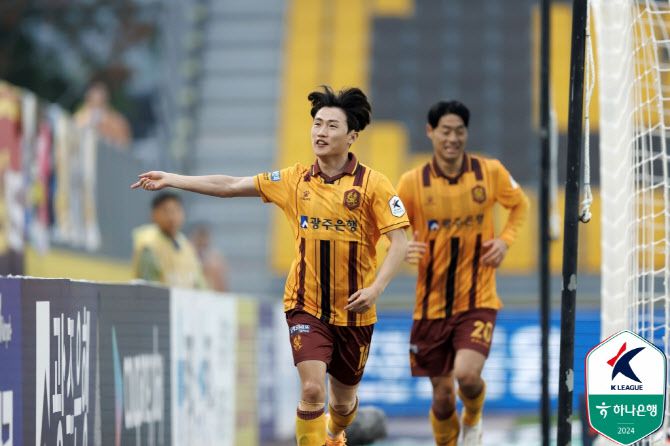 이희균(광주)이 동점골을 터뜨린 뒤 세리머니를 하고 있다. 사진=한국프로축구연맹