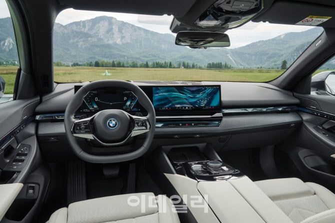 BMW의 8세대 신형 ‘뉴 5시리즈’의 PHEV 모델 ‘BMW 530e’ 인테리어.(사진=BMW코리아)