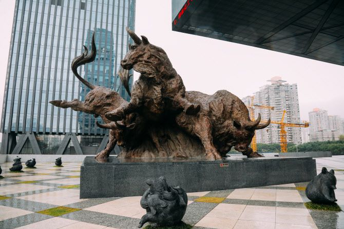 중국 선전시 증권거래소 앞 전경. (사진=게티이미지뱅크)