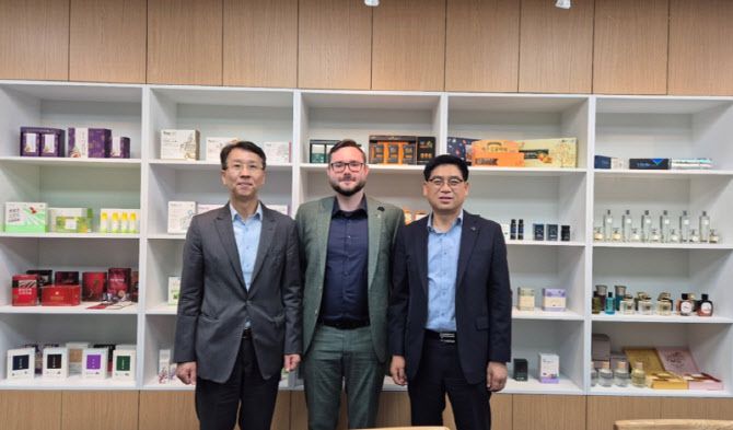 (왼쪽부터) 크로이터하우스-휴럼 수출입 지원 에이전트 김철환 대표, 라스 쉬멜(Lars Schimmel) 크로이터하우스 상트베른하르트 아시아 담당자, 김진석 ㈜휴럼 대표