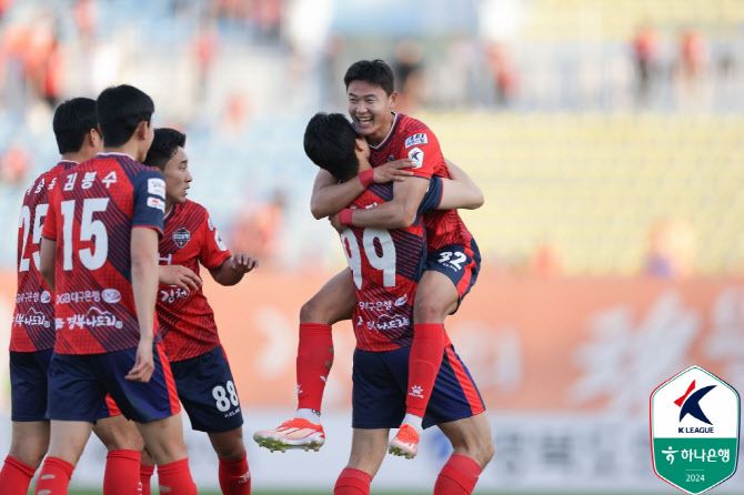 승격팀 김천의 선전도 돋보인다. 사진=한국프로축구연맹