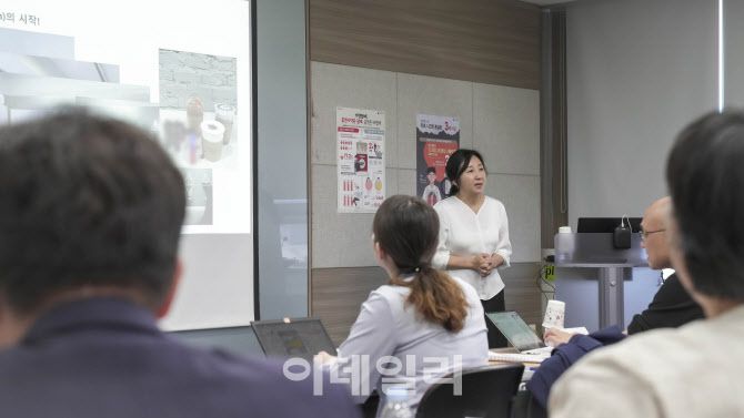 임민경 인하대 의과대 교수가 8일 질병관리청에서 출입기자 대상 아카데미를 진행하고 있다. (사진=질병관리청)