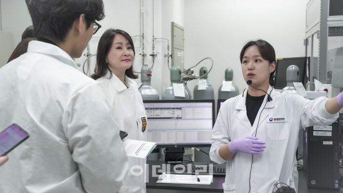 질병관리청 연구원이 8일 흡연폐해 실험에 대해 설명하고 있다. (사진=질병관리청)