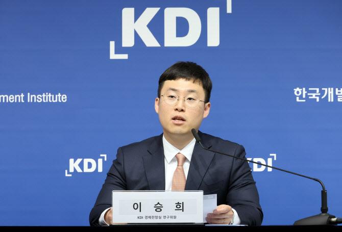 이승희 KDI 경제전망실 연구위원이 9일 세종시 정부세종청사에서 ‘기상 여건 변화가 물가에 미치는 영향과 시사점’에 대해 발표하고 있다. 기상 여건 변화가 단기적으로 신선식품가격을 중심으로 소비자물가를 상승시키지만 근원물가에 미치는 영향은 미미하기 떄문에 일시적인 신선식품가격 변동에 통화정책이 민감하게 반응하는 것은 바람직하지 않다고 덧붙였다. (사진=뉴시스)